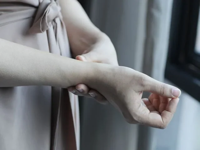 제주 AZ테라피 — 아로마 오일을 쓰는 관리 장면