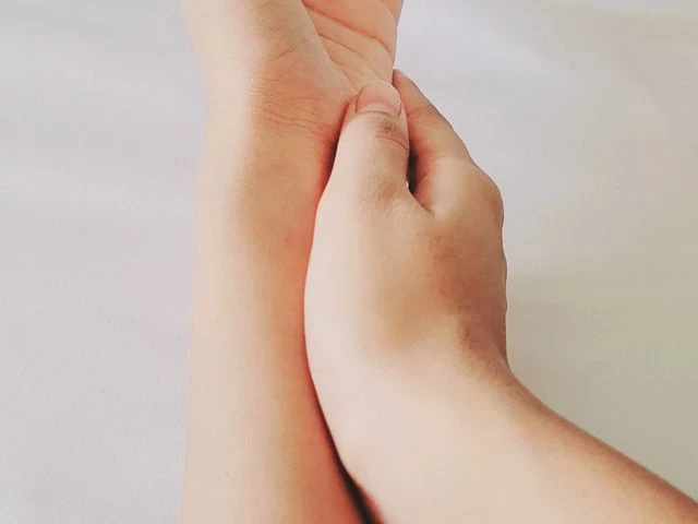 경기 부천시 상동 낭만달빛 스웨디시 — 마사지 관리를 받는 장면