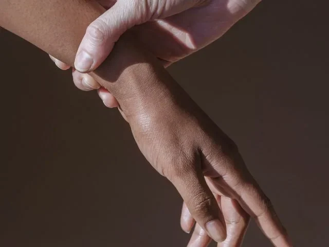 서울 마포구 도화동 테라피하라 — 아로마 오일을 쓰는 관리 장면