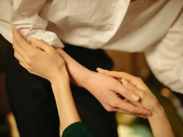 인천 현민 — 캔들과 수건이 놓인 스파 소품