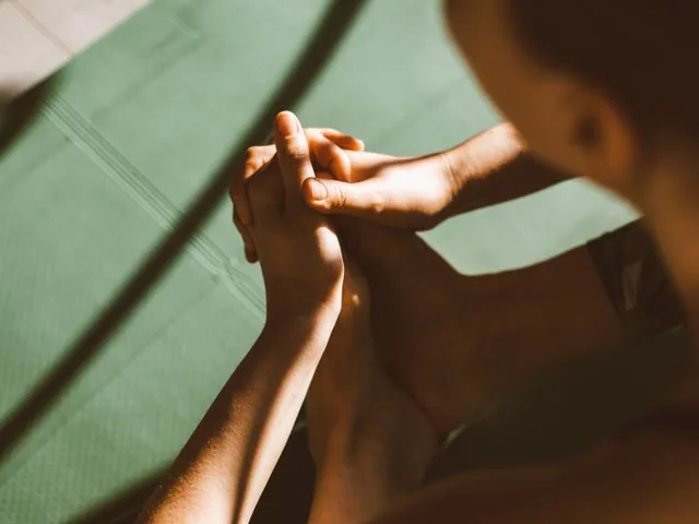 충남 천안시 서북구 불당동 오늘테라피 — 캔들과 수건이 놓인 스파 소품