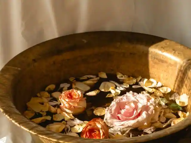 경기 파스텔 — 아로마 오일을 쓰는 관리 장면