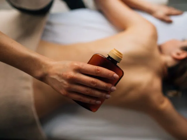 전남 목포시 상동 지성의힐링센터 — 아로마 오일을 쓰는 관리 장면