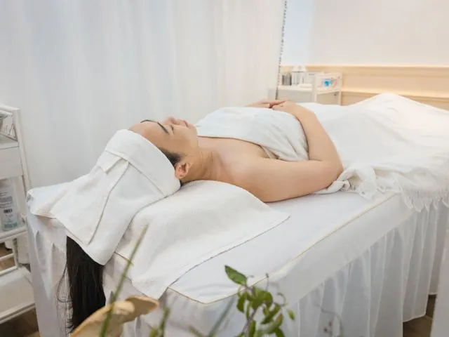 충북 청주시 용암동 지오테라피 — 마사지 관리를 받는 장면