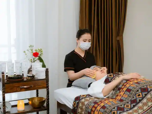 인천 부평구 부평동 부평동 에스테틱 뽀샤시피부관리실 — 아로마 오일을 쓰는 관리 장면