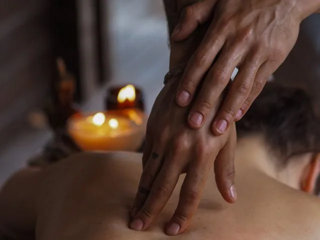경기 분당구 야탑美 — 마사지 관리를 받는 장면
