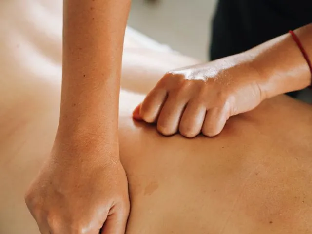 서울 양천구 목동 자연치유테라피 — 아로마 오일을 쓰는 관리 장면
