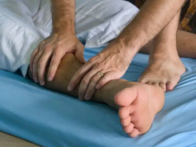 경기 시흥시 정왕동 골드마사지 — 아로마 오일을 쓰는 관리 장면